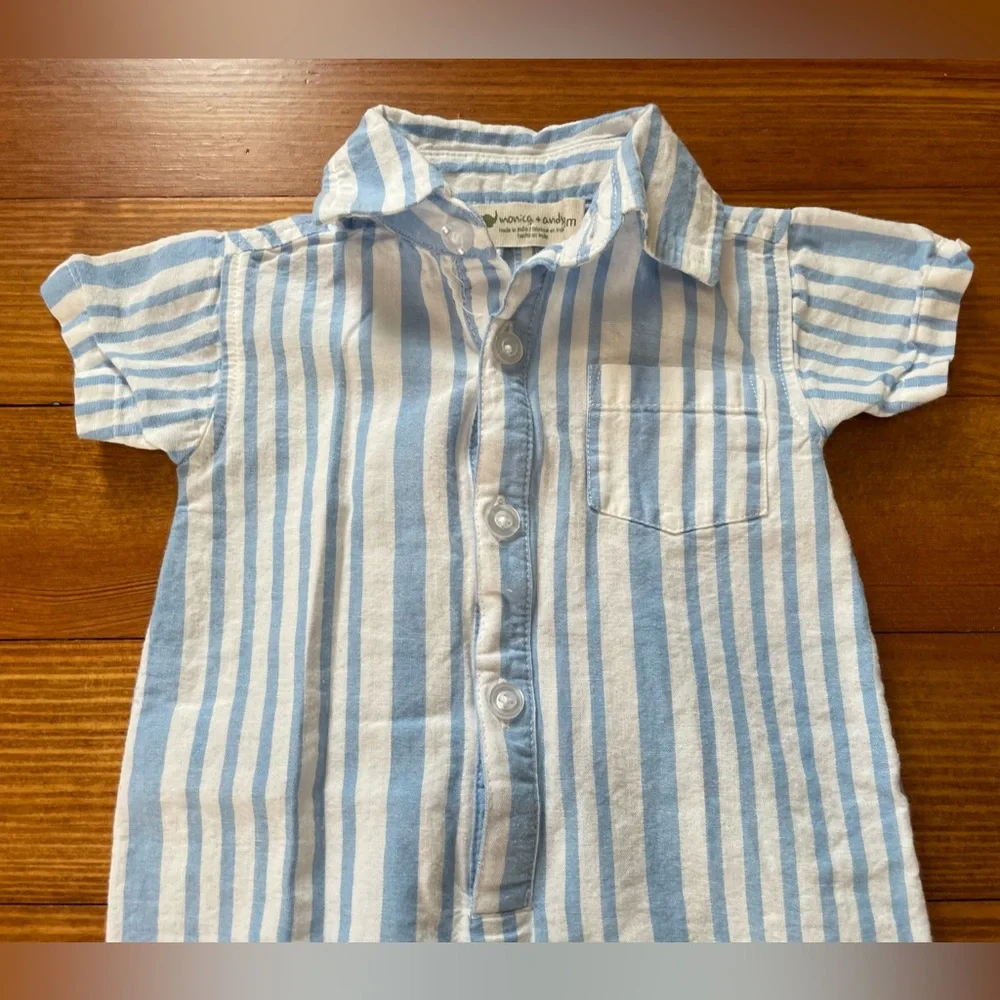 Monica & Andy Light Blue Seersucker Button Romper Size 0-3 Months